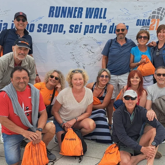 ⏪ I momenti prima della partenza... quelli che restano nel cuore.
Lo stretching collettivo, la musica che carica, gli sguardi che si incrociano.
Gli amici ritrovati, le foto di rito, le risate nervose e l’energia che sale.

🏃‍♂️💬 Prima ancora del cronometro, c’è la bellezza di stare insieme, di condividere la stessa attesa, lo stesso obiettivo, la stessa passione.

📸 Rivedendo queste immagini ci ricordiamo che Olbia21 è soprattutto questo: una grande famiglia che si ritrova ogni anno sulla linea di partenza.

💙 Grazie a tutti voi che avete reso magico anche il “prima”.
Ci vediamo nel 2026, ancora lì: poco prima del via.

#Olbia21  #MomentiCheRestano #RiscaldamentoPreGara #AmiciDiCorsa #RunningCommunity #EmozioneInPartenza #WeRunTogether #StartVibes #StraOlbia #MezzaMaratona #10KOlbia #OlbiaCorre